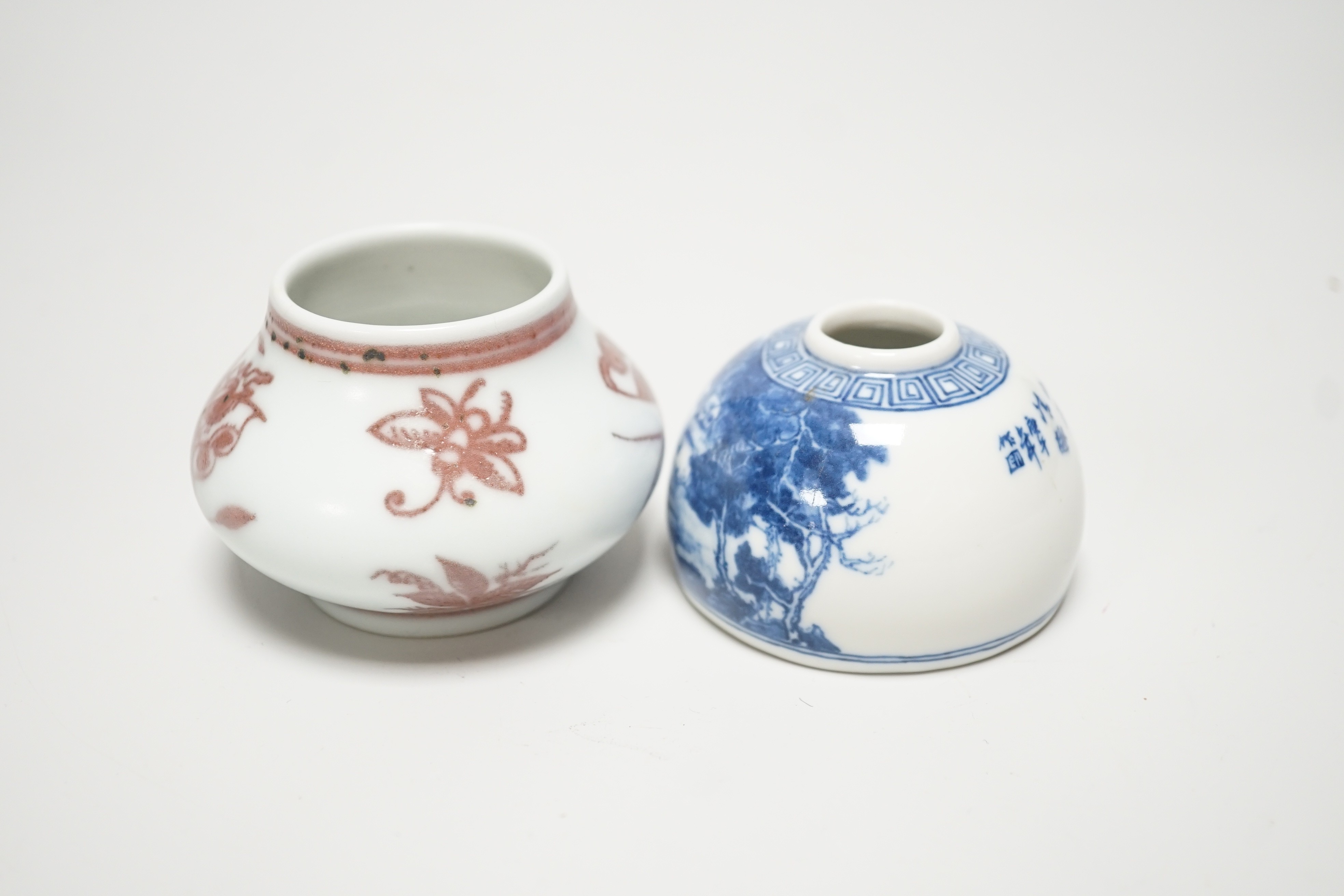 A Chinese underglaze copper small jar and a blue and white waterpot, tallest 5cm